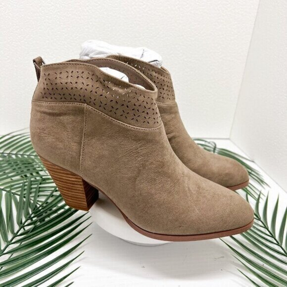 Violet & Red Jackson Lazer Cut Topline Bootie Faux Suede Taupe Size 8 NWOB - Picture 1 of 15